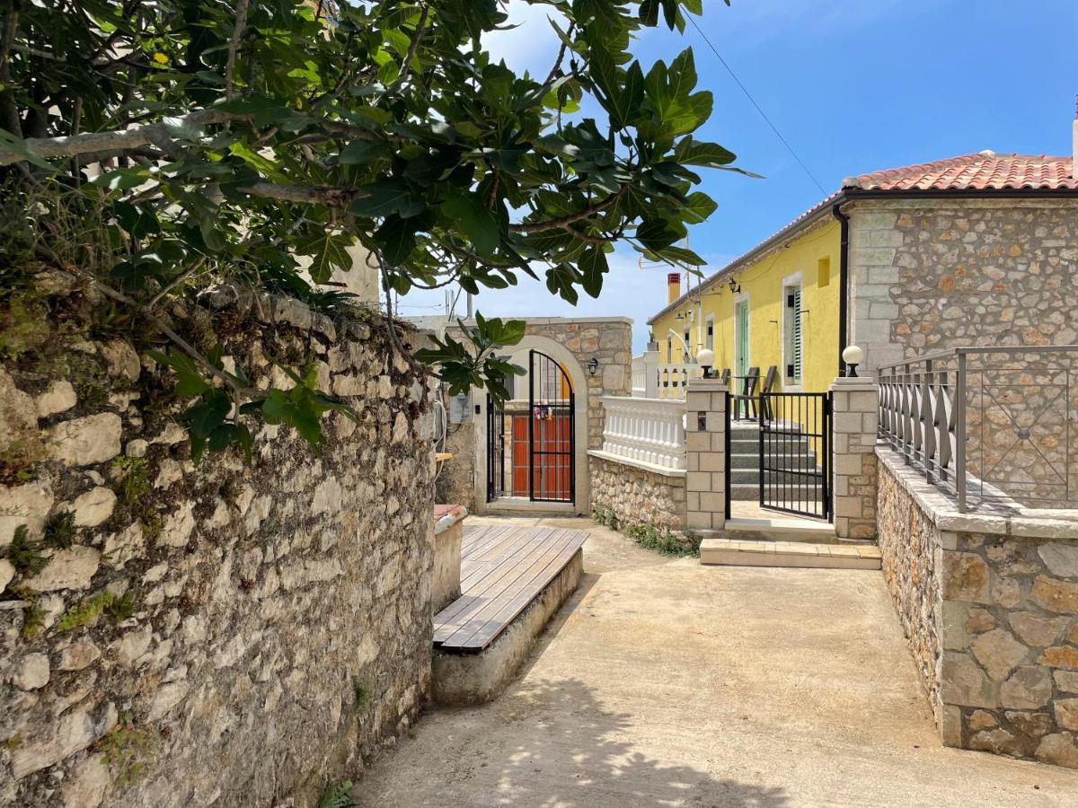 Mpolanos Guesthouse Himarë Extérieur photo